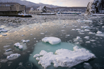 ウトロ港と接岸した流氷の冬景色 / Winter Scenery of Drift Ice Reaching Utoro Port