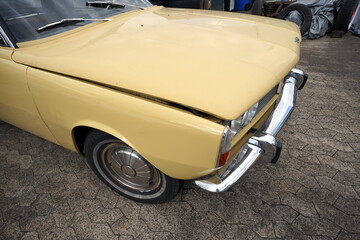 Limousine der oberen Mittelklasse aus dem England der Sechzigerjahre in Beige und Naturfarben beim...