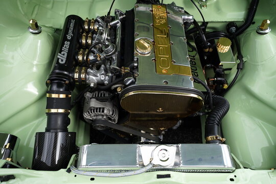 Vierzylinder DOHC 16V Motor des Opel Kadett City der Siebzigerjahre mit dbilas dynamic Einzeldrosseleinspritzanlage als Tuning am 26.07.2025 beim Oldtimertreffen Golden Oldies in Wettenberg bei Gie&szlig;en