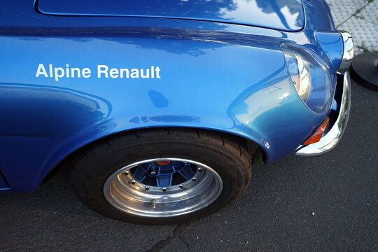 Sportfelge mit Breitreifen der Renault Alpine A110 der Sechzigerjahre und Siebzigerjahre am 26.07.2025 beim Oldtimertreffen Golden Oldies in Wettenberg Krofdorf-Gleiberg bei Gie&szlig;en in Hessen
