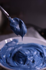 Kolorowa masa cukrowa, tort i barwniki