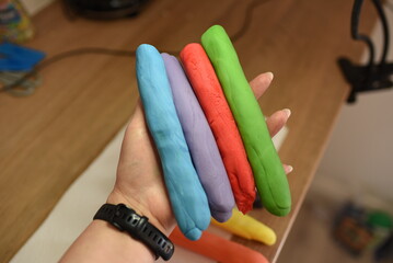 Kolorowa masa cukrowa, tort i barwniki