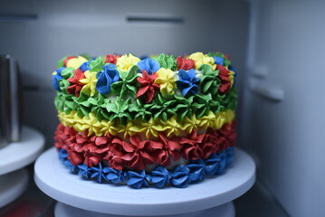 Kolorowa masa cukrowa, tort i barwniki