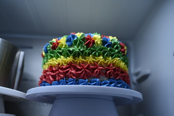 Kolorowa masa cukrowa, tort i barwniki