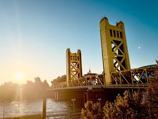 Wandcirkels Tower Bridge golden Tower Bridge over the Sacramento River. The bridge is the western downtown entry point to the city of Sacramento, capital of California  © Adriana