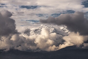 Naklejka premium clouds over the mountains