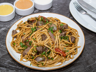 Tallarín saltado de pollo
