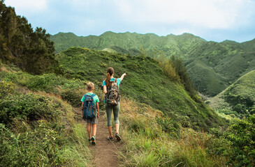 Obraz premium Mother child hiking enjoying breathtaking view of Hawaiian Oahu mountains, family travel nature adventure concept 