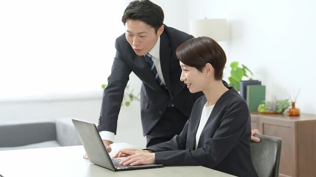 オフィスでパソコンを使うビジネスパーソン