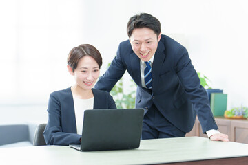 Fototapeta premium オフィスでパソコンを使って研修を行うビジネスパーソン