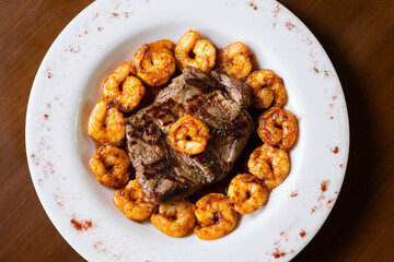 Carne de res y camarones, Parrillada mar y tierra