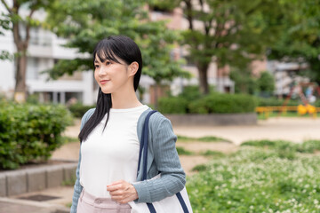外出する若い女性