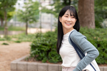 外出する若い女性