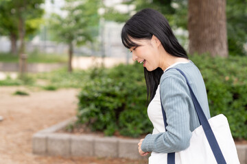 Naklejka premium 外出する若い女性