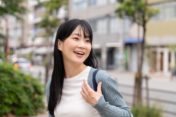 外出する若い女性
