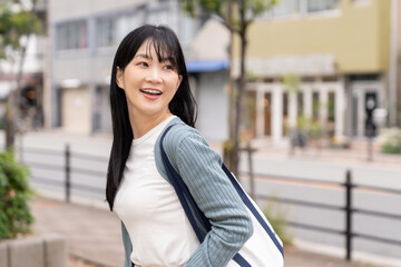外出する若い女性