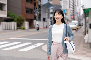外出する若い女性