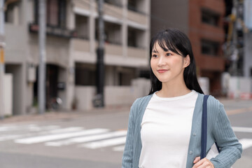 外出する若い女性