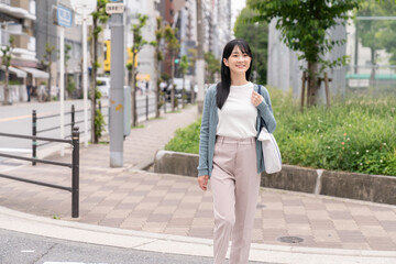 外出する若い女性