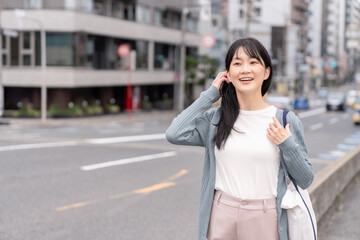 外出する若い女性