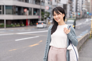 外出する若い女性