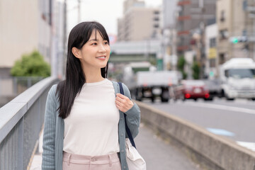 外出する若い女性