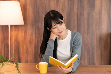 本を読む若い女性