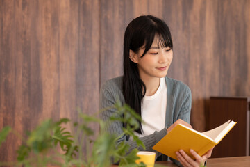 本を読む若い女性