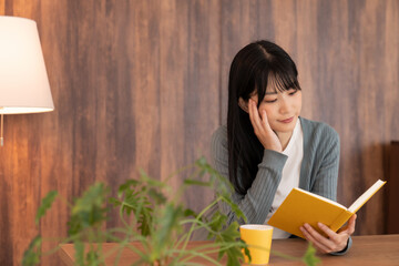 本を読む若い女性