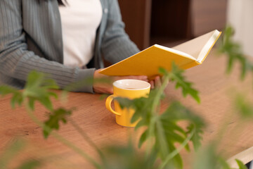 本を読む若い女性　手元