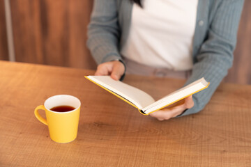 本を読む若い女性　手元