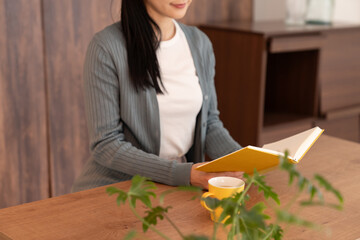 本を読む若い女性　手元