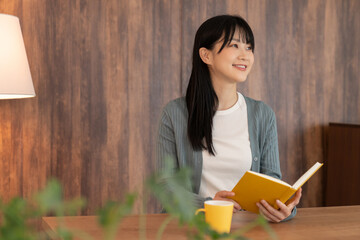 本を読む若い女性