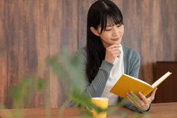 本を読む若い女性