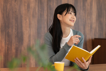 本を読む若い女性
