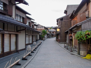 京都の有名観光スポットの清水寺の参道の二年坂の人の写っていない朝の風景