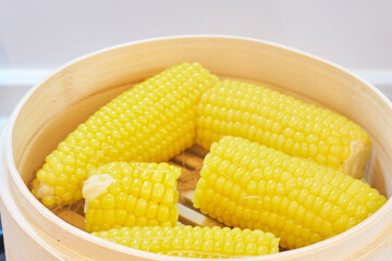 蒸篭で蒸したとうもろこし