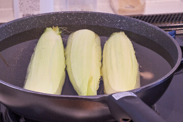 鍋で茹でているとうもろこし