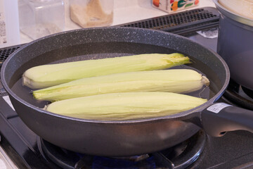 鍋で茹でているとうもろこし