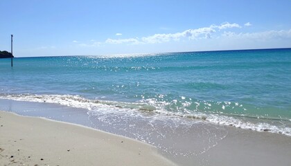 Obraz premium Azure beach scene with gentle waves