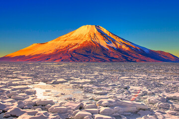 朝のオホーツク海の流氷と富士山合成