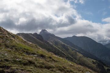 Fototapeta premium Widoki w Tatrach, z Kasprowego Wierchu czerwonym szlakiem do doliny Kondrackiej. Świnica w chmurach.