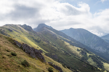 Obraz premium Widoki w Tatrach, z Kasprowego Wierchu czerwonym szlakiem do doliny Kondrackiej. Świnica w chmurach.