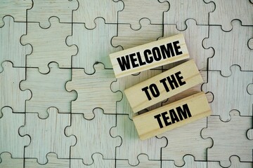 Puzzle and stick with the alphabet letter word welcome to the team. the concept of hiring new employees. the concept of teamwork