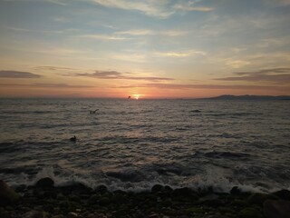Atardecer naranja en la playa 