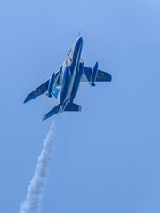 青空バックに頭上を飛ぶ戦闘機の飛翔シーン