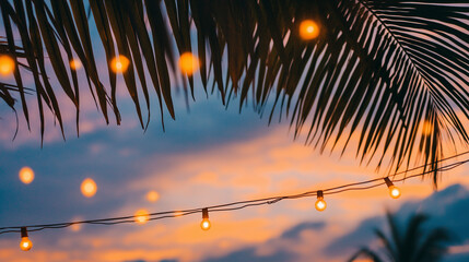 Céu ao pôr do sol com luzes penduradas em clima mágico