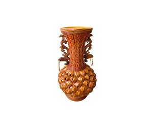 The white background in the picture is a woven bamboo vase decorated with a pattern of twisted wood and some rattan mixed together. It is a beautiful golden brown vase decorated with dried flowers. 