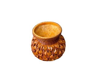 The white background in the picture is a woven bamboo vase decorated with a pattern of twisted wood and some rattan mixed together. It is a beautiful golden brown vase decorated with dried flowers. 