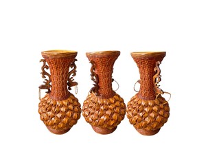 The white background in the picture is a woven bamboo vase decorated with a pattern of twisted wood and some rattan mixed together. It is a beautiful golden brown vase decorated with dried flowers. 